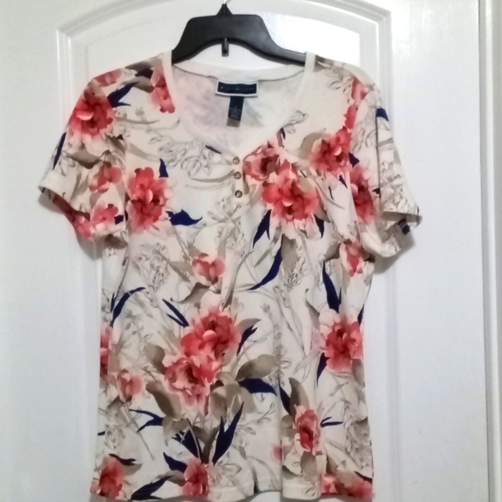 🎁 4/$20 Karen Scott floral V neck blouse